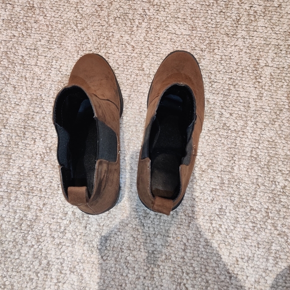 Brown faux suede booties size 6.5 - Picture 2 of 6